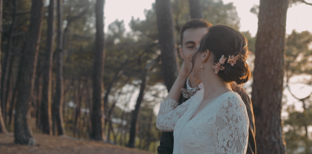 Mariés au bord de la mer.